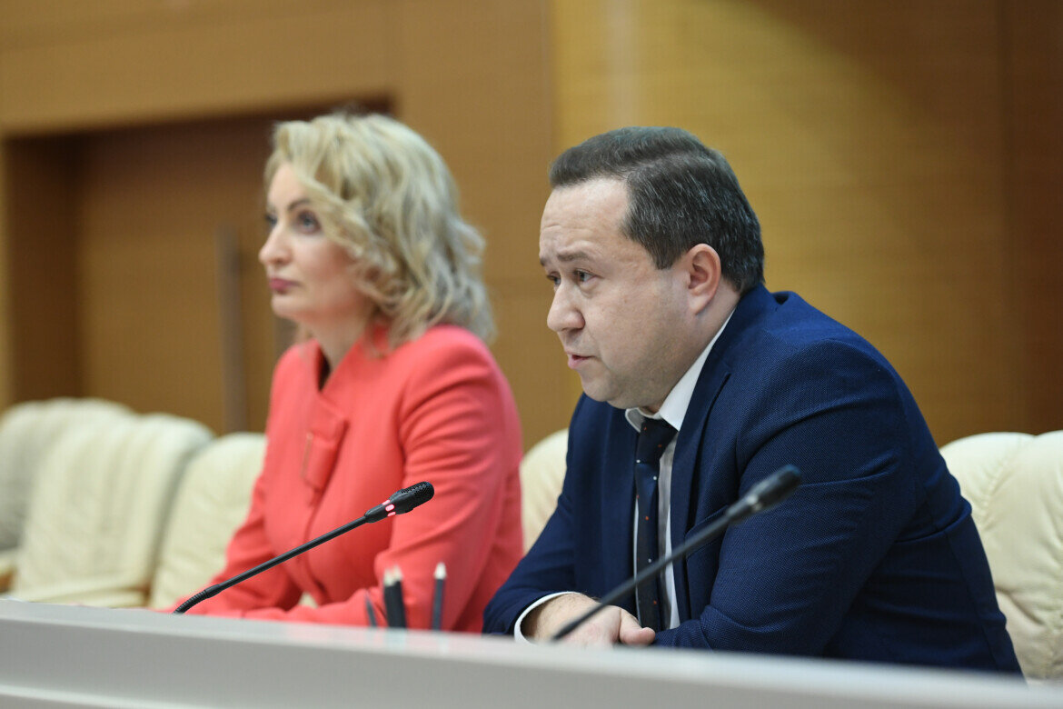 ​На брифинге в Доме Правительства РТ рассказали о преимуществах и размерах универсального пособия. Фото: prav.tatarstan.ru