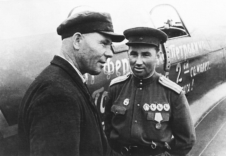 Ферапонт Петрович Головатый (слева) передает второй самолет, Як-3, майору Еремину. Снимок мая 1944 года.
