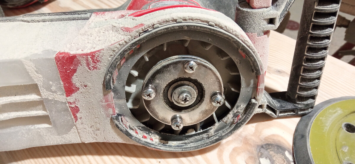 Такая картина. Вообще даже для дешёвой машинки качество исполнения этого узла не очень. Листайте вбок, там ещё фото