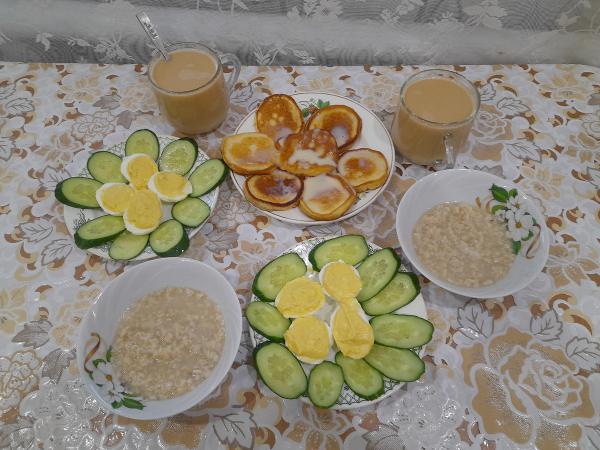 Меню. Каша овсяная на воде с медом, яички с огурцом, оладьи со сгущенкой и кофе.