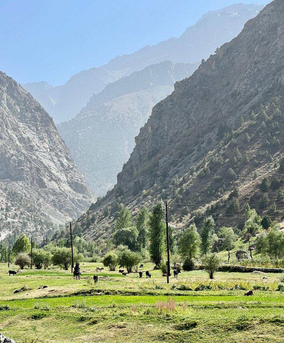 Коренное население живет (по крайне мере в сезон) на высотах около 2000 метров и даже больше. Занимается скотом и выращиванием сельскохозяйственных культур