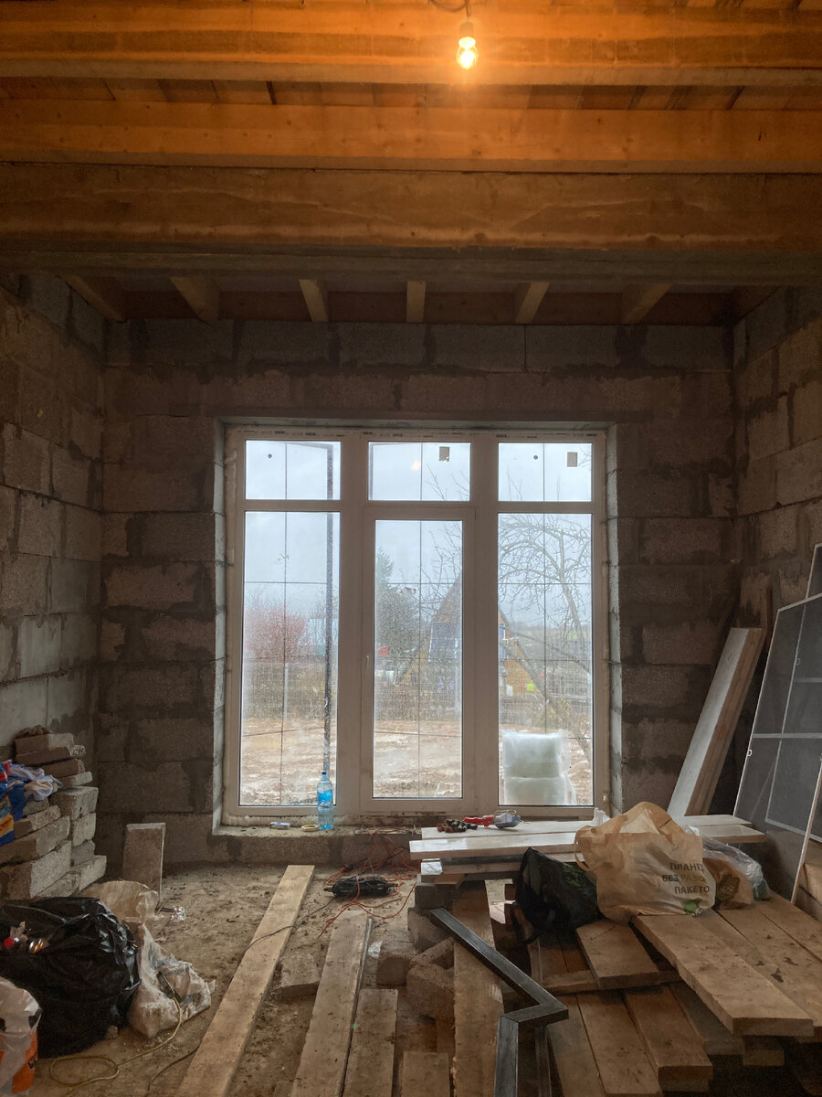 Беспорядок и каркас лестницы на досках. Так люблю это сочетание теплого электрического света и холодной жемчужной мороси за окном. Уютно! (фото мое)