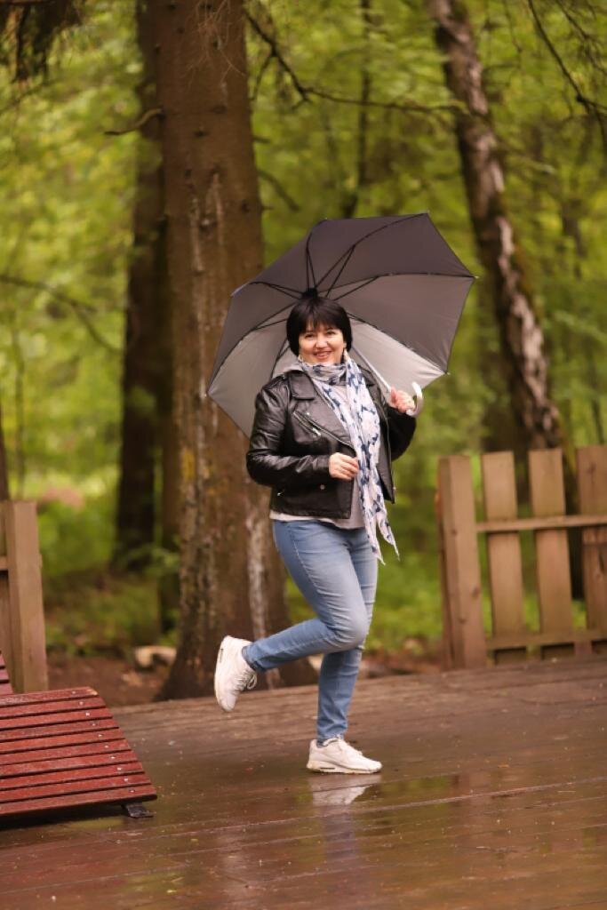 

Впервые Андрей обратился ко мне зимой 2022 -го. Ему 28, и он приехал в Москву на заработки из Казахстана.

Худенький и совершенно без сил, он пришёл с запросом:
- Я не ем. Нет аппетита.
Причины, которые завели его в это состояние связаны с женой и тёщей. 

Я поработала, как обычно, почистила убеждения, и 
по энергиям увидела два ключевых момента:

1. Ему категорически ❌ НЕЛЬЗЯ в этой жизни плохо говорить о женщинах и относиться к ним свысока, иначе бумерангом прилетает очень быстро, и парень выгорает. 
А этим правилом Андрей пренебрегал.. 

2. У него огромный потенциал предпринимателя и бизнесмена. Но в тот момент Андрей был практически на нуле. 

Он сказал, что хочет накопить денег для организации своего бизнеса, и для этого собрался идти работать на стройку. 

Я сказала, что ему нужно идти в такси, а не на стройку. 

❌ Он посмеялся надо мной тогда, мол кто там тебе говорит? Прямо покрутил пальцем у виска и ушёл.

Но проработка запроса уже запустилась, и жизнь стала подкидывать парню события, чтобы многое осознать. 

Он рассказал свою трансформационную историю, когда снова позвонил мне:

" Резида, я кажется отморозил ноги. 
Помоги мне... 
И я очень голоден. "

А случилось вот что. 
После сессии, утром, Андрей, как и планировал, пошёл работать на стройку. 
И после долгого трудового дня обнаружил, что его обокрали: ни денег, ни телефона. И он один. 
Зимой в мороз, совершенно нищий, в тоненьких кроссовках, он шёл пешком до места, где с сожителями снимал себе кров. А это около 30 км. 
Дома снова отыскал мой номер по объявлению и позвонил. Уже с другим отношением ко мне и верой. 

Он попросил помочь ему взаймы на этот  раз. 
Я говорю: 
"Хорошо. Сейчас вышлю денег на такси, посмотрим ноги, и поработаем." 

Когда Андрей приехал, у него был уже совершенно другой взгляд. Он с удовольствием уплетал у меня за столом жареную картошку с фаршем.  
Запрос с аппетитом мы быстро отработали.👍
Андрею нужно было спуститься на уровень выживания, чтобы многое осознать, пробудить жизнь и начать правильно действовать. 

Потом я сказала:
"Договоримся так:
я отдаю тебе свой телефон и 7 тысяч рублей. На эти деньги ты берёшь машину в такси, и за следующую неделю всё возвращаешь. А ещё через две недели работы купишь себе новый хороший телефон, а этот вернёшь мне." 
Это и произошло. 

Так необычно началось моё наставничество для Андрея, с которым, на сегодняшний день, мы  тесно сотрудничаем. 

Сначала Андрей вышел на свой первый бизнес, когда купил в Казахстане 20 голов лошадей. Сейчас уже подключает второй бизнес. У него природные качества бизнесмена. 
У любого человека, который оставляет себя без денег и спускается на уровень выживания - крутой потенциал бизнесмена. 
Выживание - это грань риска и источник адреналина. 
А главное качество бизнесмена - умение рисковать.  

Андрею легче рисковать чужими деньгами, и чтобы выйти на риск, он оставил себя без денег. 

А вам как легче рисковать с деньгами или без них? Своими или чужими? 
Напишите в комментариях. 

Трансформации, которые я даю, начинаются на уровне мышления и самоощущения. Когда по-новому видишь жизнь, и себя под другим углом. Когда замечаешь вещи, которые не очевидно влияют на всю картину жизни. Как у Андрея с женщинами, например. 

После внутренних изменений, начинаешь по-новому общаться с окружающими людьми и по-другому действовать. 
Жизнь неизбежно меняется кратно нашему росту. 

А мои прямые подсказки по любой конкретной ситуации ускоряют этот рост ❤