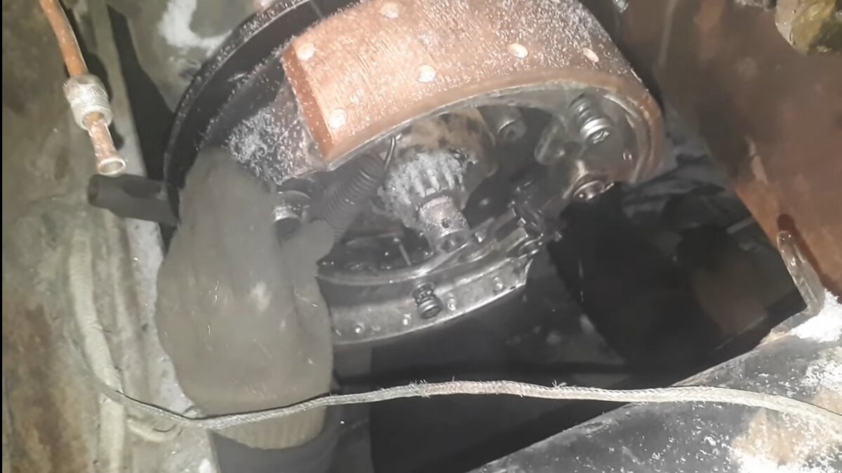 Фото: механизм стояночного тормоза Урал.