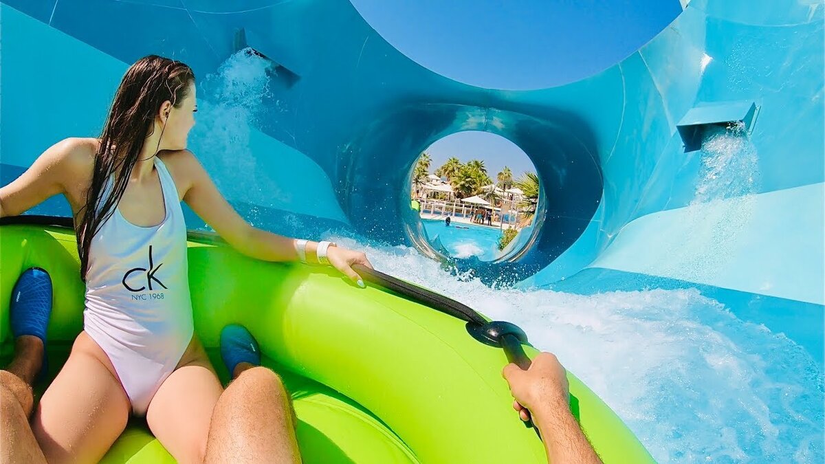 Можно ли в аквапарк. Waterslides at Laguna Waterpark in Dubai. Девушки в аквапарке. Подростки в аквапарке. Дубай аквапарк девочки.