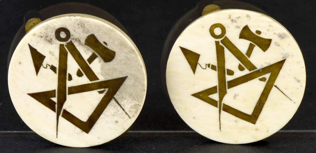 Запонки. Россия, начало XIX в. Слоновая кость, металл. Фото: Государственный Эрмитаж