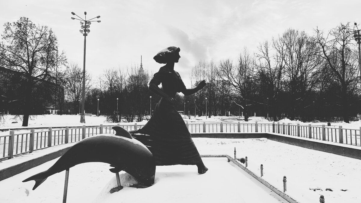 Фонтан "Бегущая по волнам". Автор - В. Клыков.