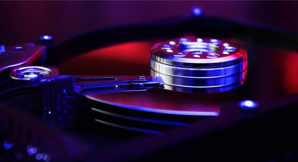 Жесткие диски активно развиваются, появляются новые технические решения, интерфейсы. Одним из таких является SAS HDD. В этой статье подробно разберемся в особенностях и преимуществах таких жестких дисков.