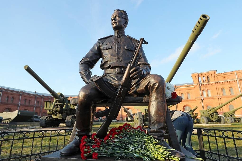 Памятник Калашникову в Питере. Он мне больше нравится. Картинка из открытых источников.