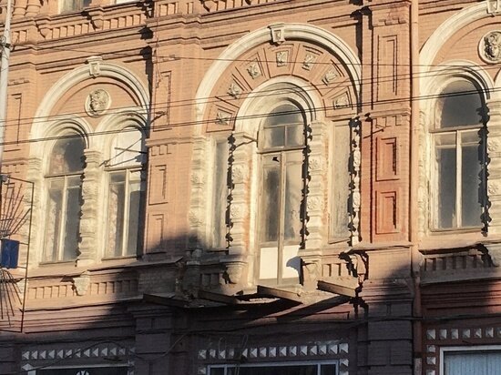     Гостиница "Московская" и отсутствующий балкон. Фото: saratov.mk.ru "МК в Саратове"