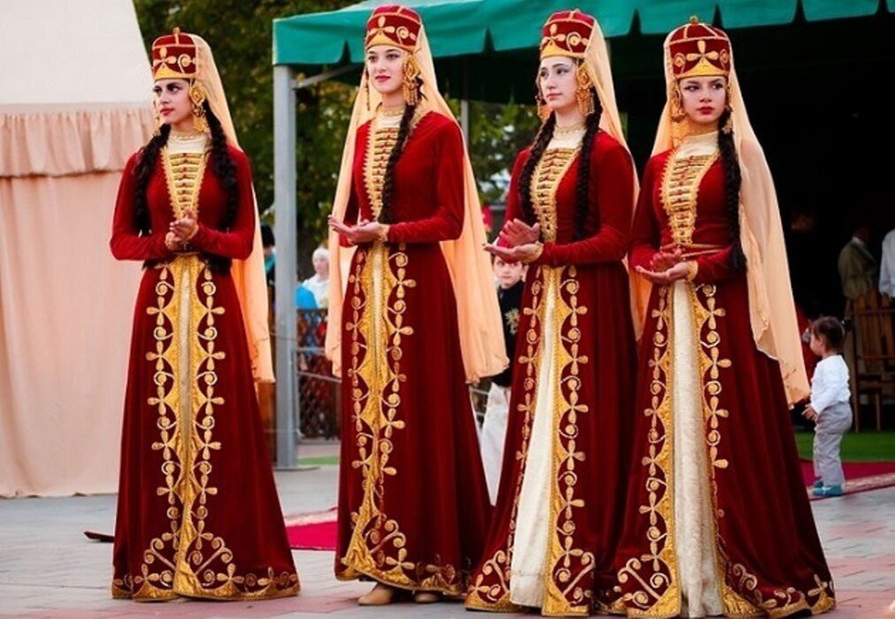 Настоящие горцы. Дагестанские политики возрождают моду на национальные костюмы