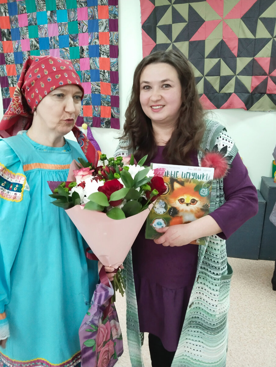 Олеся держит книгу Кати Пискуновой "живые игрушки"