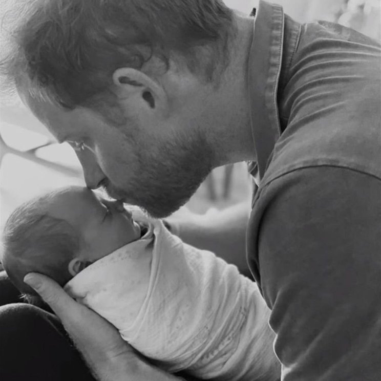    Принц Гарри с новорожденной Лилибет. Фото: кадр из док. фильма «Гарри и Меган»