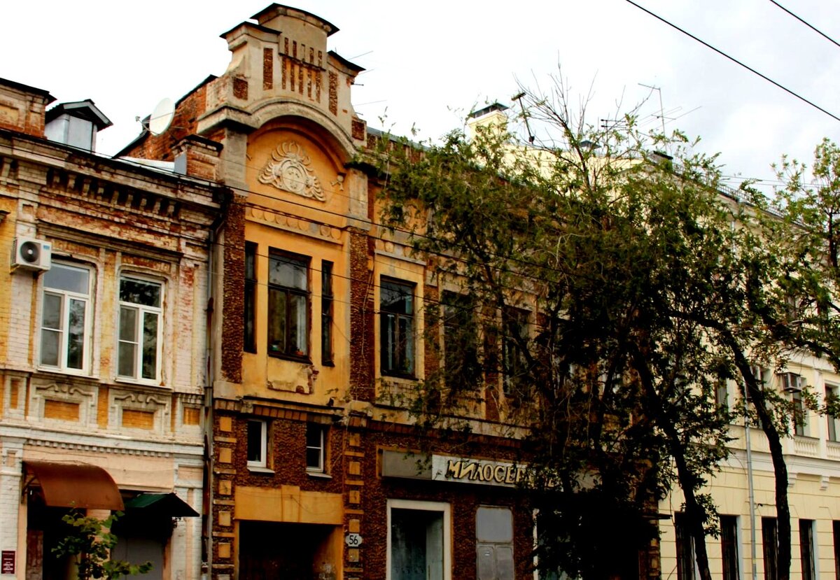 "Дополнительный этаж" над проездной аркой - тоже находка модерна. Фасад до реставрации... Фото - яндекс-картинки