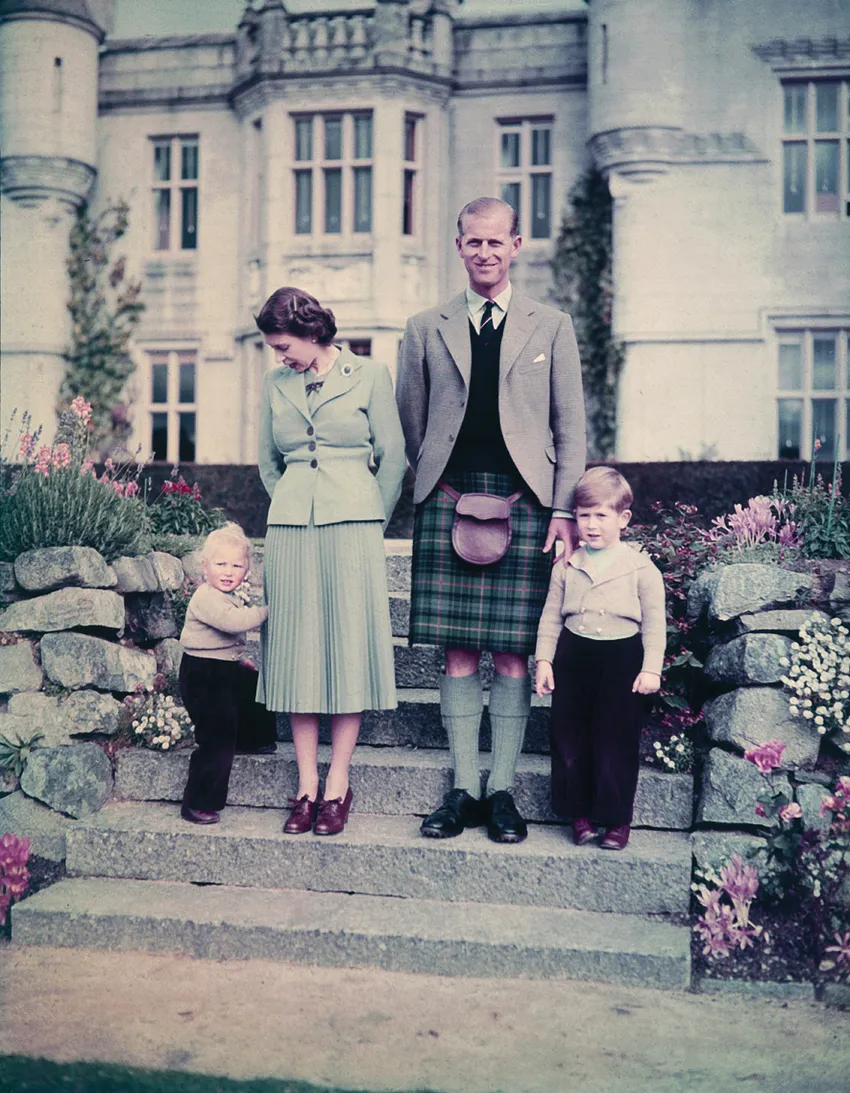 С РОДИ­ТЕ­ЛЯМИ И СЕСТРОЙ, ПРИНЦЕС­СОЙ АННОЙ, В ­БАЛМОРАЛЕ,1952.