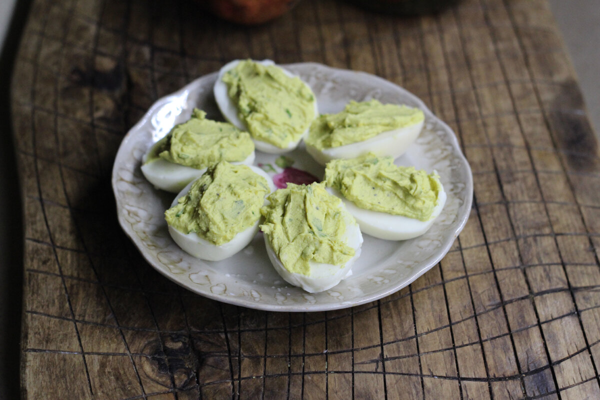 Фаршированные яйца с сырной начинкой и чесноком