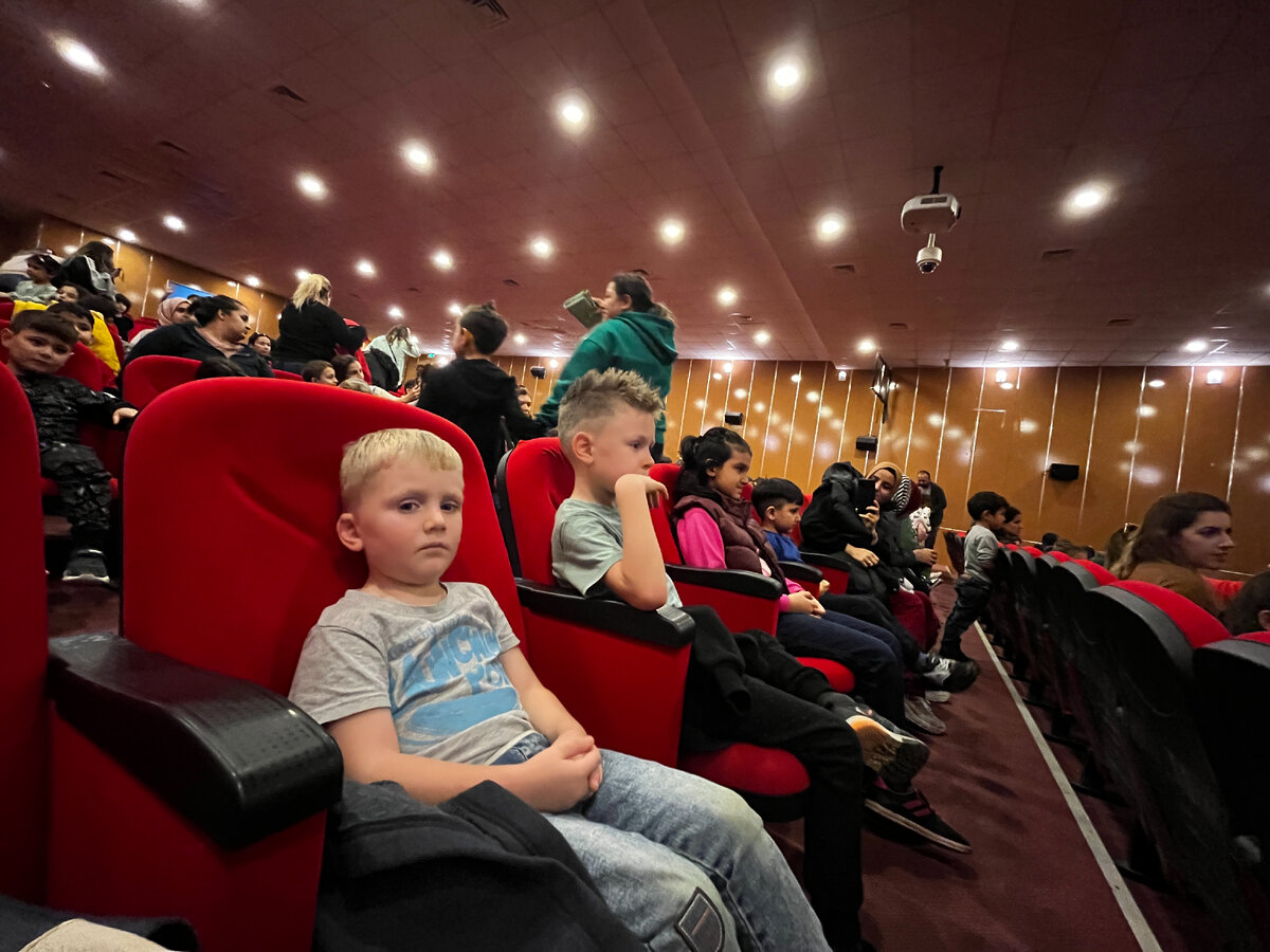 между рядами можно спокойно прыгать и танцевать!