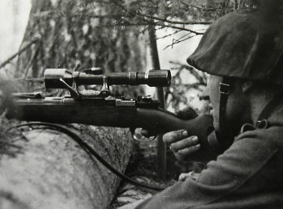 Снайпер прячется в лесу ожидая цели.