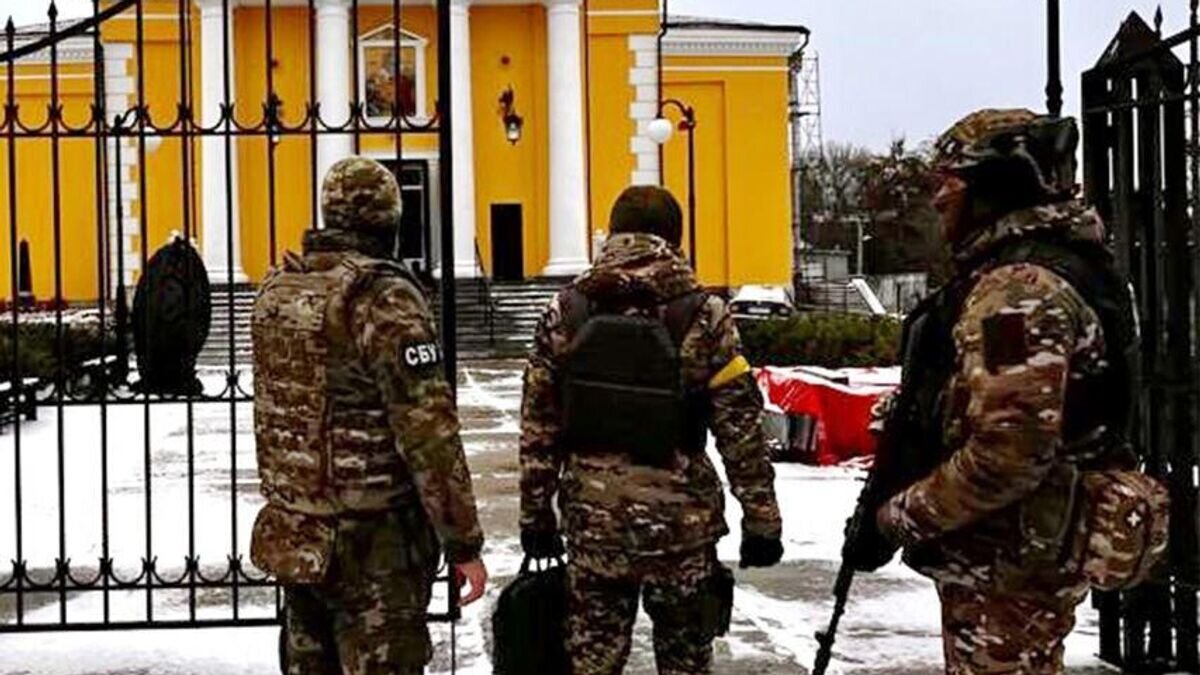    Сотрудники СБУ во время проверки на объектах канонической Украинской православной церкви (УПЦ)© Фото : СБУ