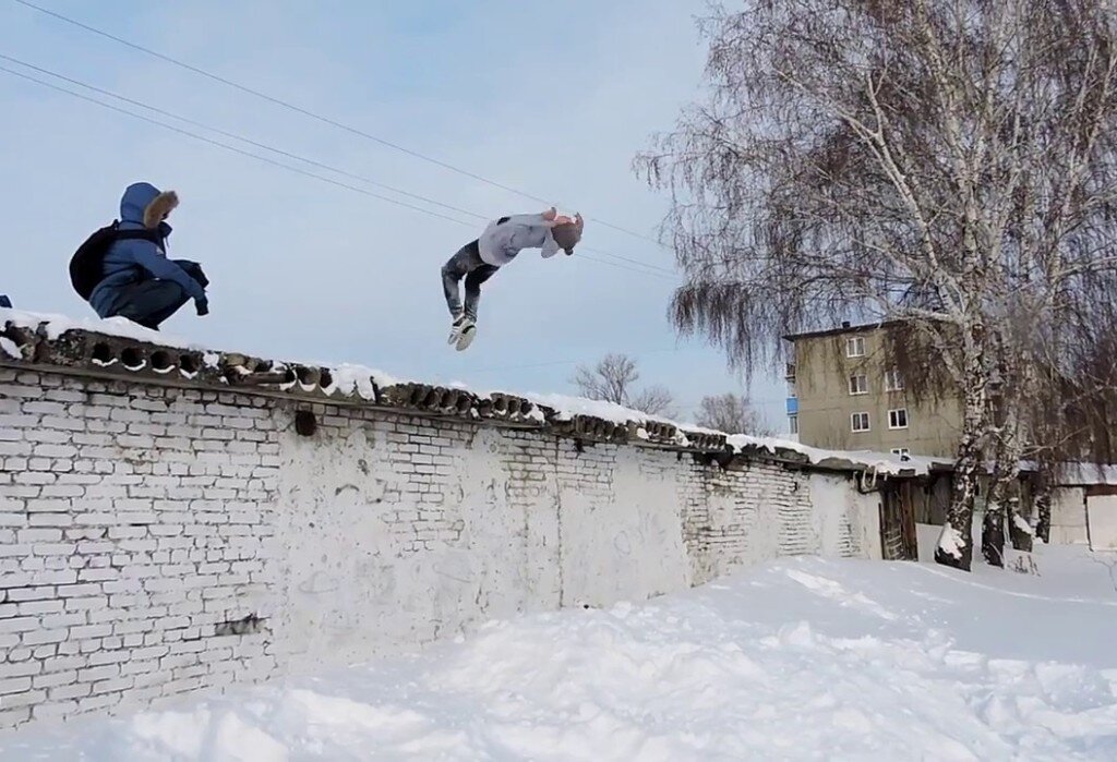 Прыгнуть в сугроб. Паркур зимой. Прыжок в снег.