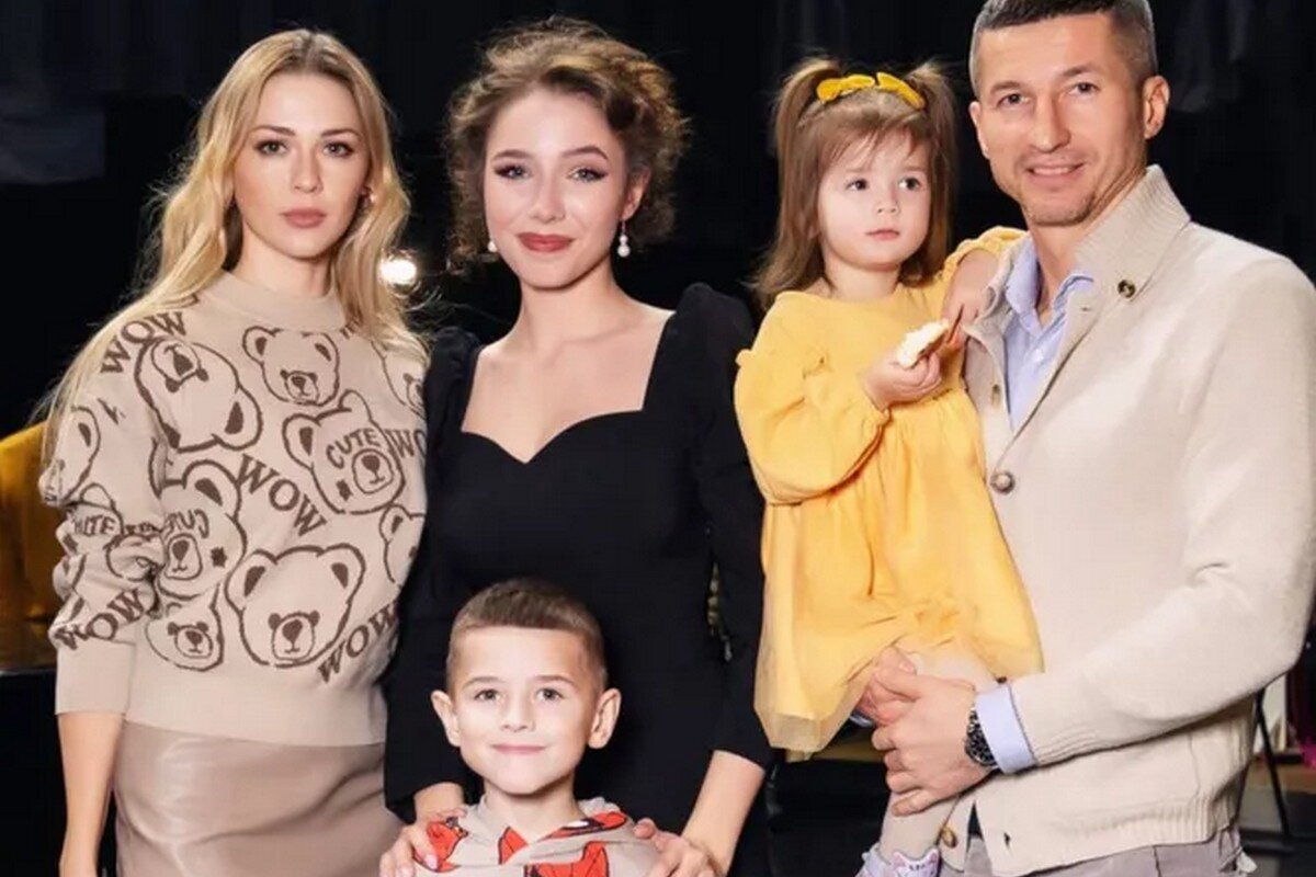 Вера Алдонина с папой, мачехой, братом и сестрой, соцсети