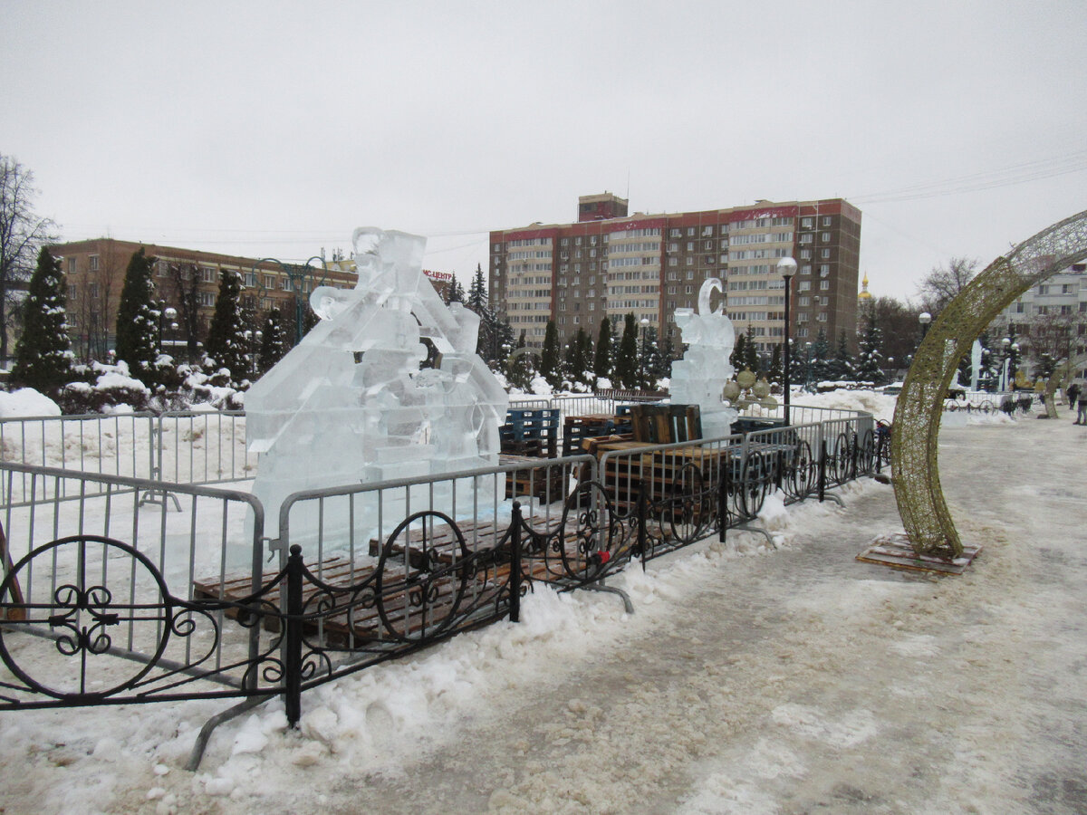 Выставка удобно расположилась в самом центре города - Сквере Поколений.