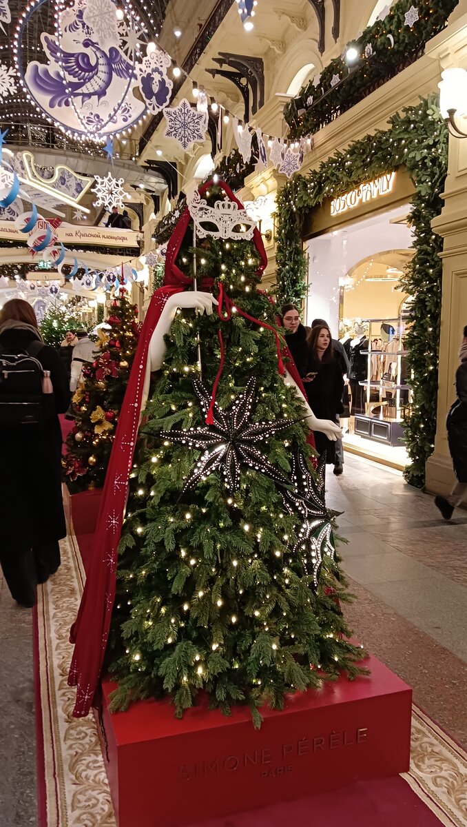 Дама в красном плаще.Фото автора 