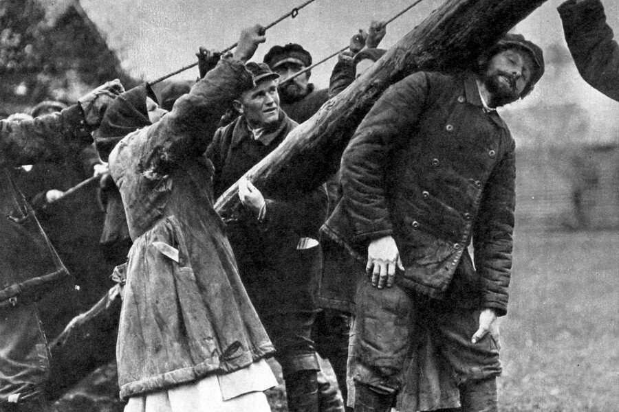 Установка столбов. Фото из открытых источников
