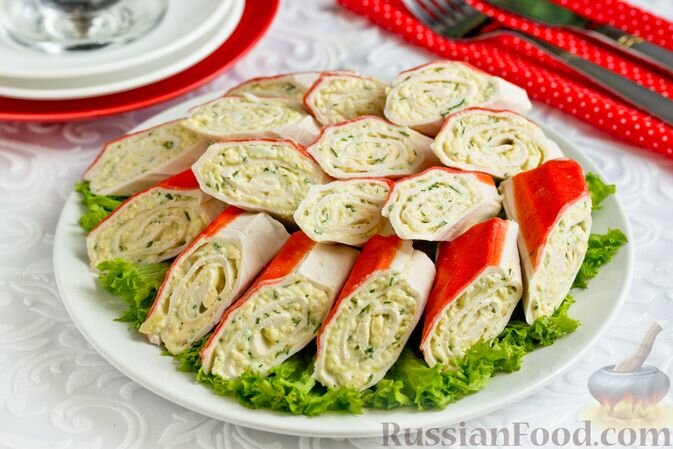 крабовые палочки, сыр твёрдый, огурцы солёные, яйца, майонез, зелень укропа, чеснок, перец чёрный молотый