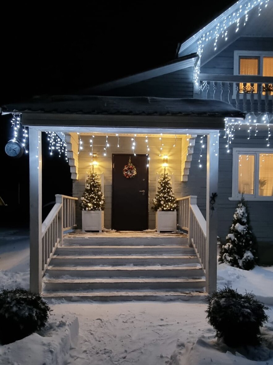 Особенно выигрышно смотрится входная зона в дом за счет грамотной подсветки и и декора