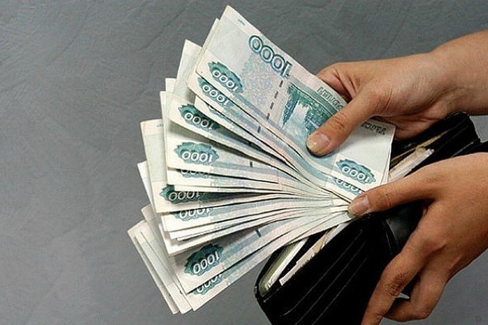     Когда женщина садилась в машину, пакет с деньгами попросту выскользнул Андрей КОПАЛОВ, Архив «КП»