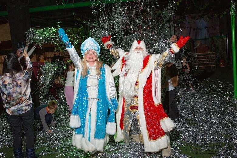 Совместить приятный отдых с пользой можно на квесте "Джуманджи". Полное погружение в мир джунглей, яркие эмоции, загадки на логику и сообразительность и , конечно же, главные герои новогоднего веселья - Дедушка Мороз и Снегурочка.   

