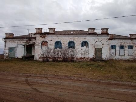 Здание бывшего кредитного товарищества (банка) в Зырянке, где позднее был клуб. В настоящее время здание 1889 г. находится в аварийном состоянии. Фото Н. Язовских