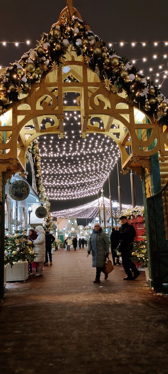 Целая площадь состоящая из нарядных домиков 