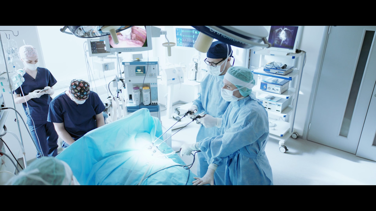 Интересно, что во время операции мед сестра смотрит в смартфоне?)