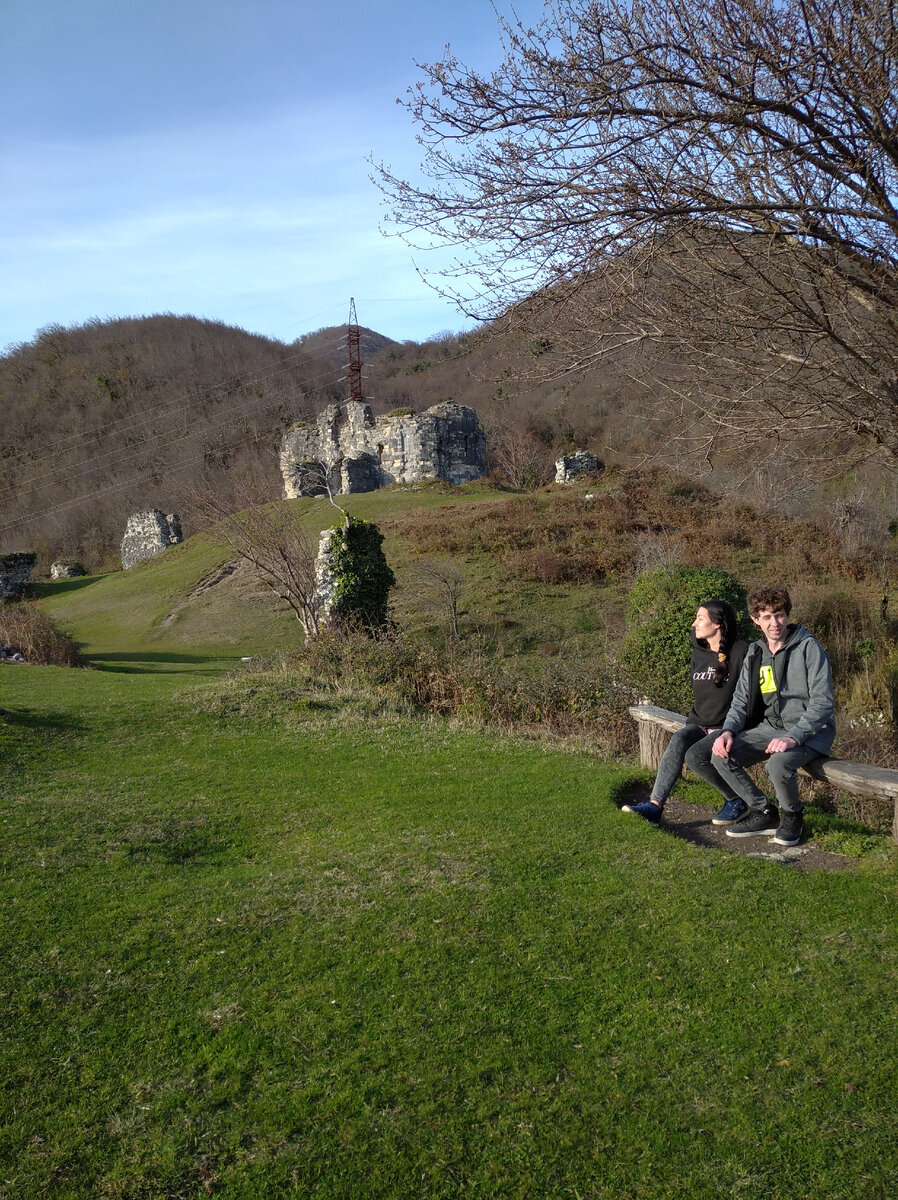 Развалины храма Х века по дороге на Риццу 