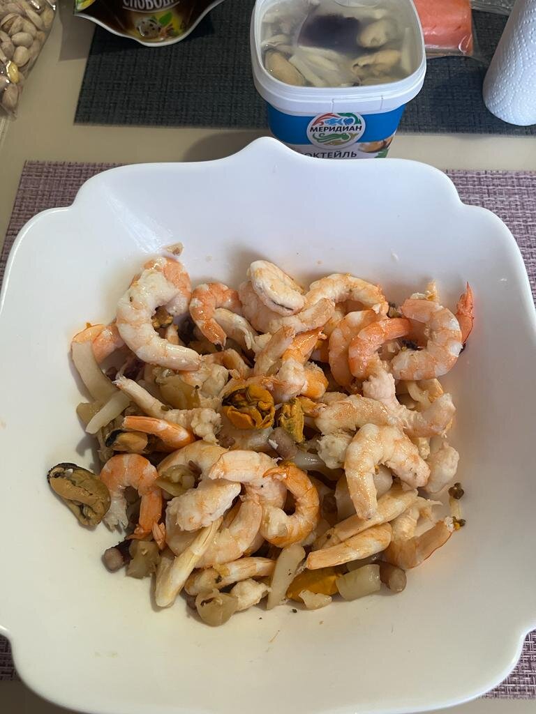 Отварить креветки, почистить.У меня королевские-готовые.Залила кипятком 2раза.Микс из морепродуктов -заморозка.