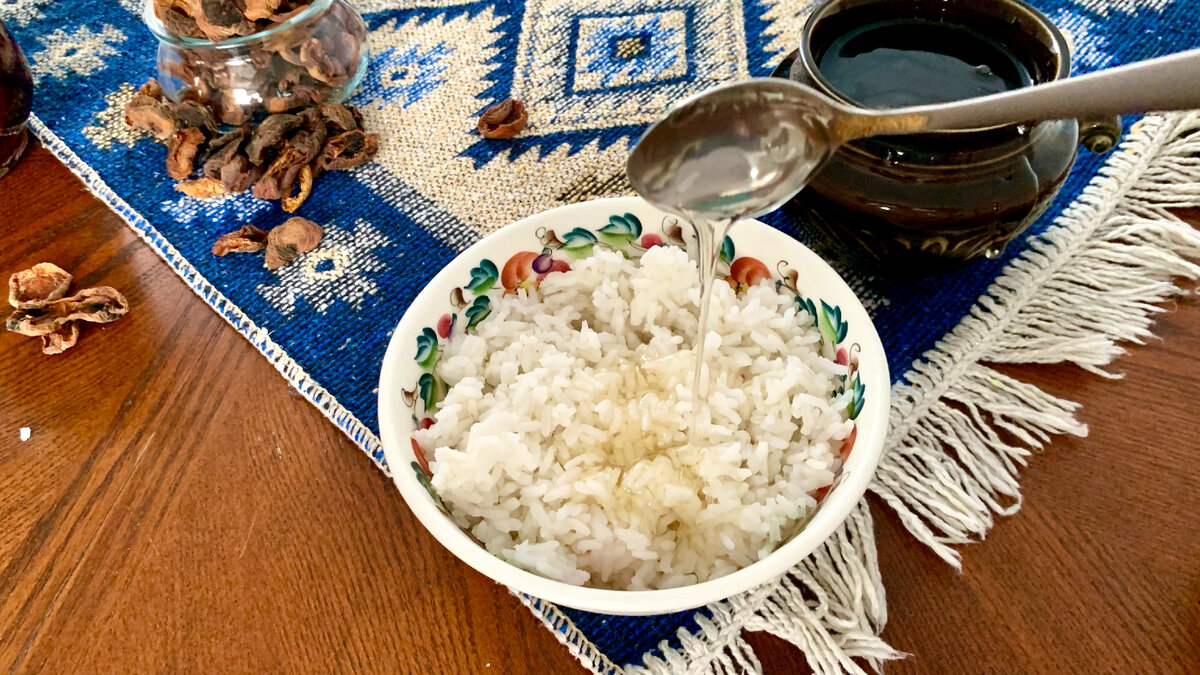 Кутья в пост на поминки. Кутья с рисом. Кутья с мукой. Кутья на поминки. Кутью из риса с изюмом и медом на поминки.