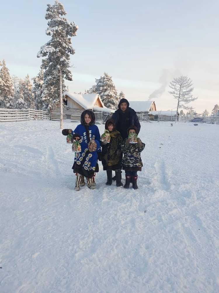    В труднодоступные поселки и стойбища пришли подарки от добрых югорчан