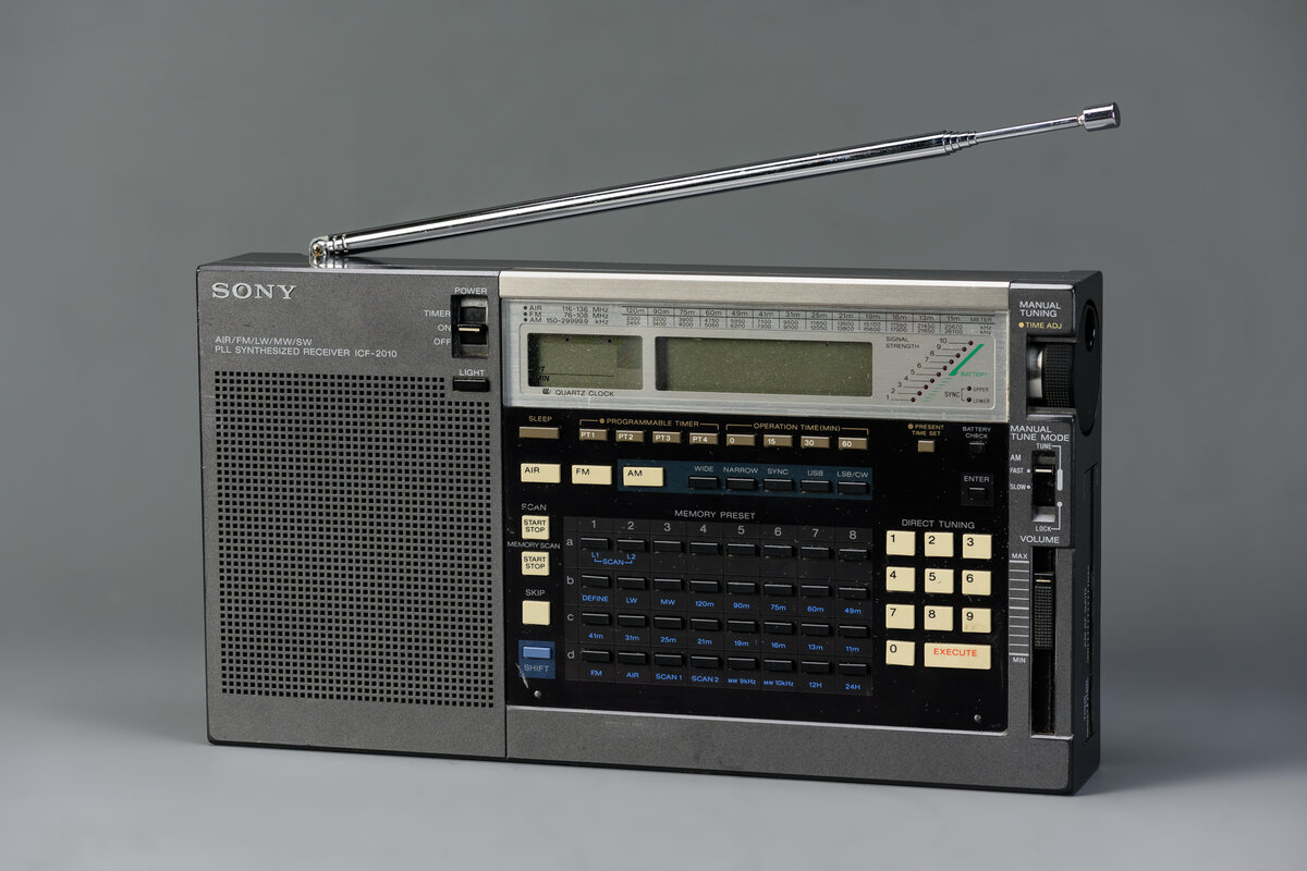 Радиоприемник Sony ICF-2010 из коллекции Музея криптографии.