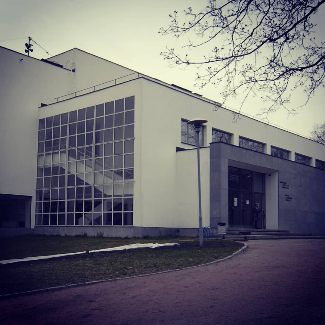 Вход в библиотеку Выборга. Фотография сделана автором.