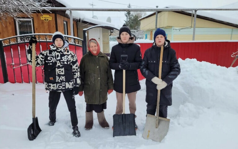    В Кувандыкском округе юные тимуровцы помогли убрать снег матери мобилизованного Кристина Просвиркина