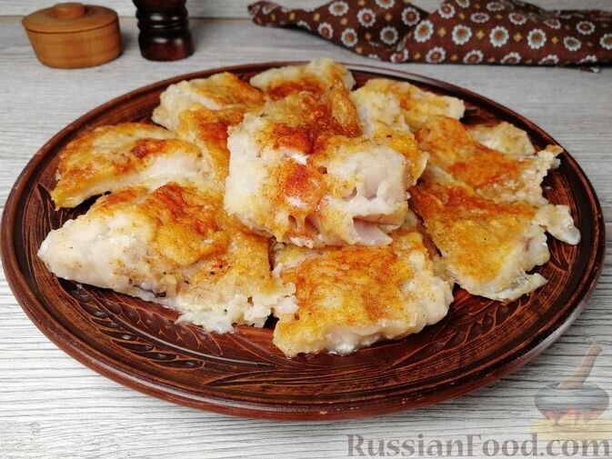 филе трески (или другой белой рыбы), масло сливочное, сок лимона, мука, паприка молотая, приправа для рыбы, соль, перец чёрный молотый, масло растительное