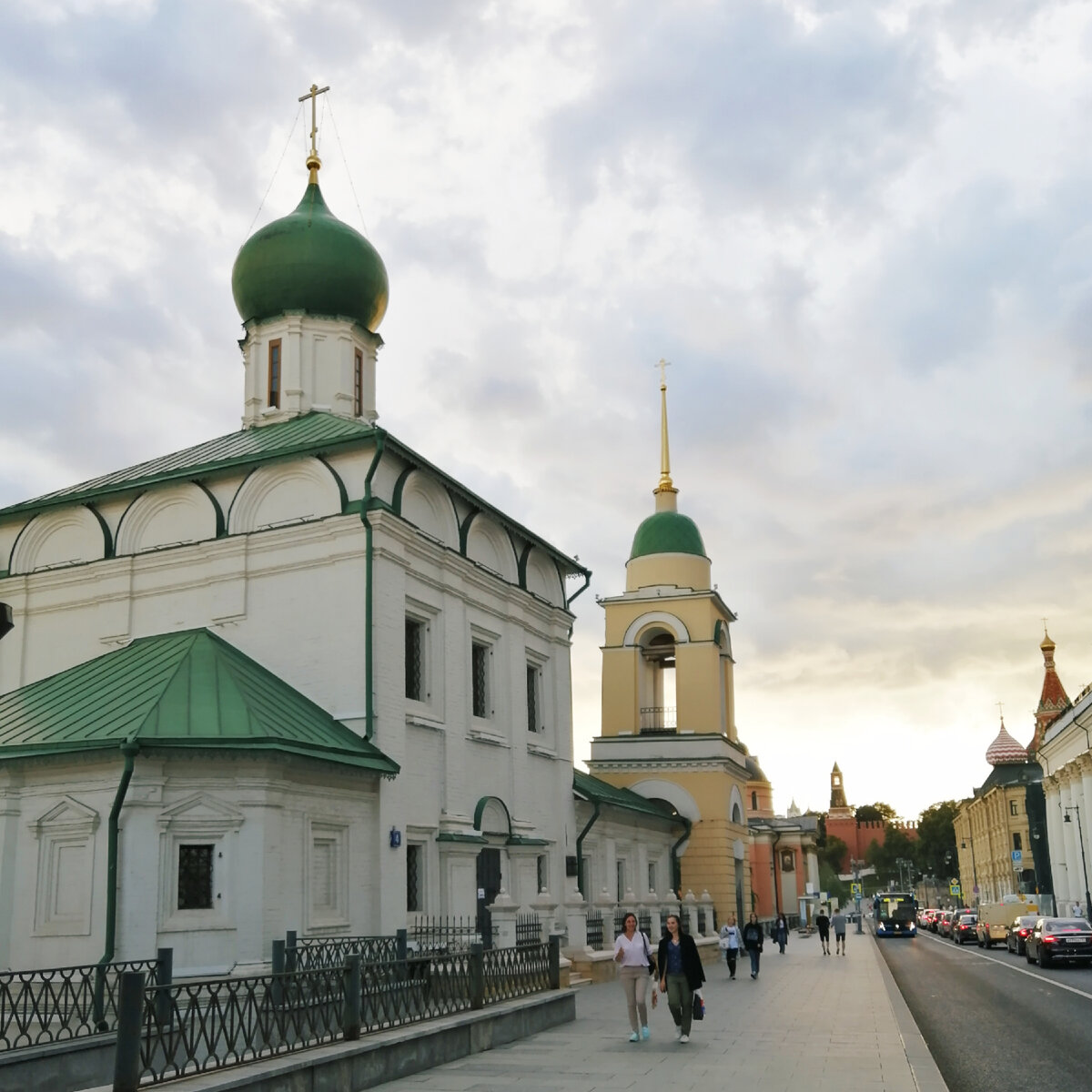 Вид с Варварки в сторону Кремля. 
