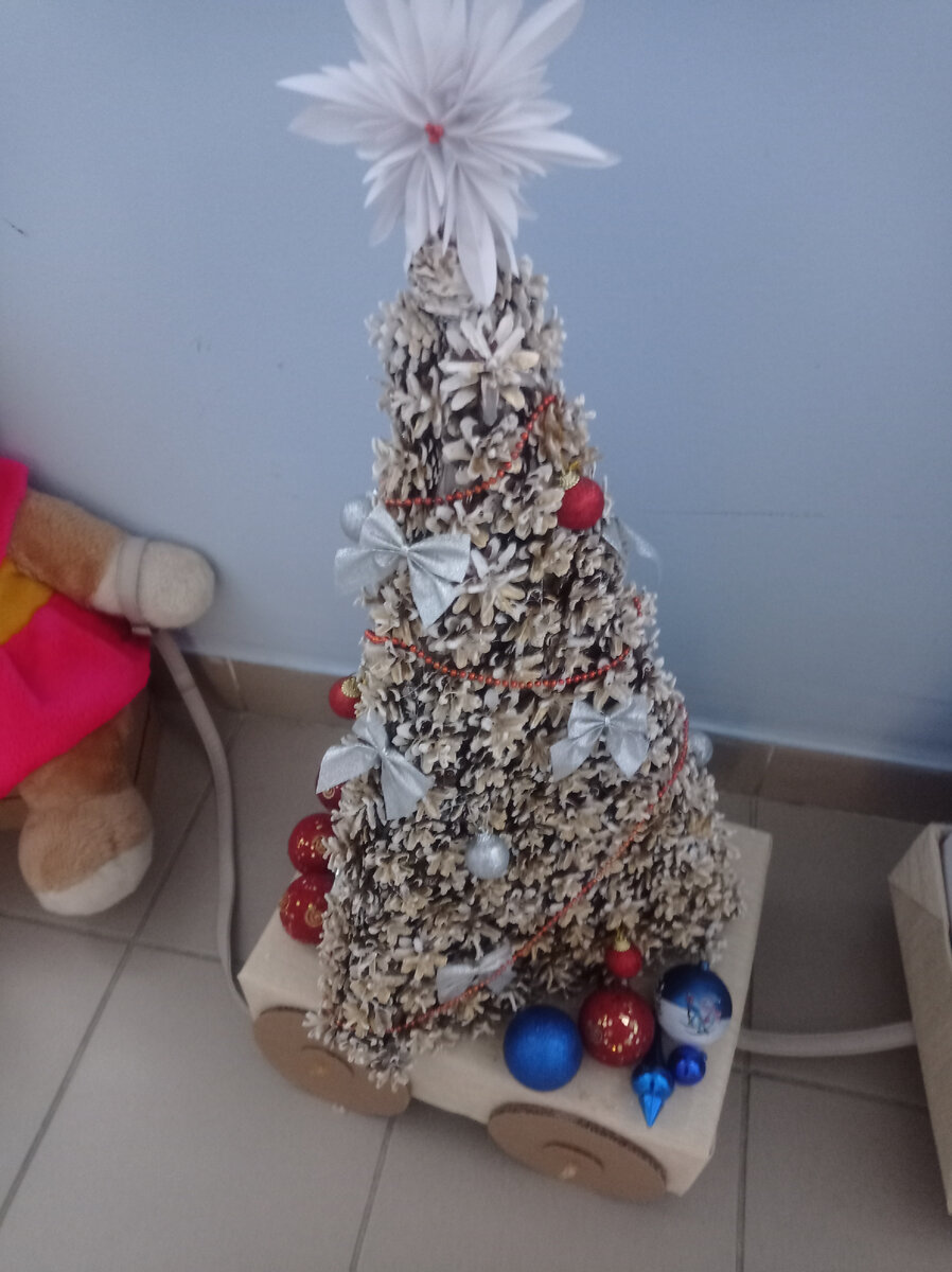 Интересная такая елочка из сосновых шишек