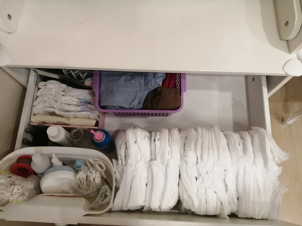 Подгузники, ватные палочки, крема, витаминки, всякие соплеотсосы и немного одежды, которую нужно вернуть друзьям. 