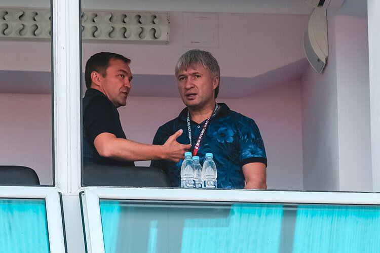    Недостаток футбольного и спортивного опыта, ожидалось, компенсирует член попечительского совета Дмитрий Самаренкин (слева) — большой поклонник футбола, бывший президент «Рубина», известный человек в профессиональных кругах Фото: «БИЗНЕС Online»