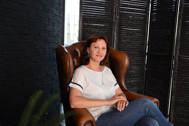 Лариса Адамова: КПТ-психолог, кандидат психологических наук. Карьерный коуч и лайф-коуч. Коуч ACTP ICF, член Федерации профессиональных коучей, член АППК (ассоциация практических психологов и коучей). Преподаватель психологии и коучинга в РосНОУ.