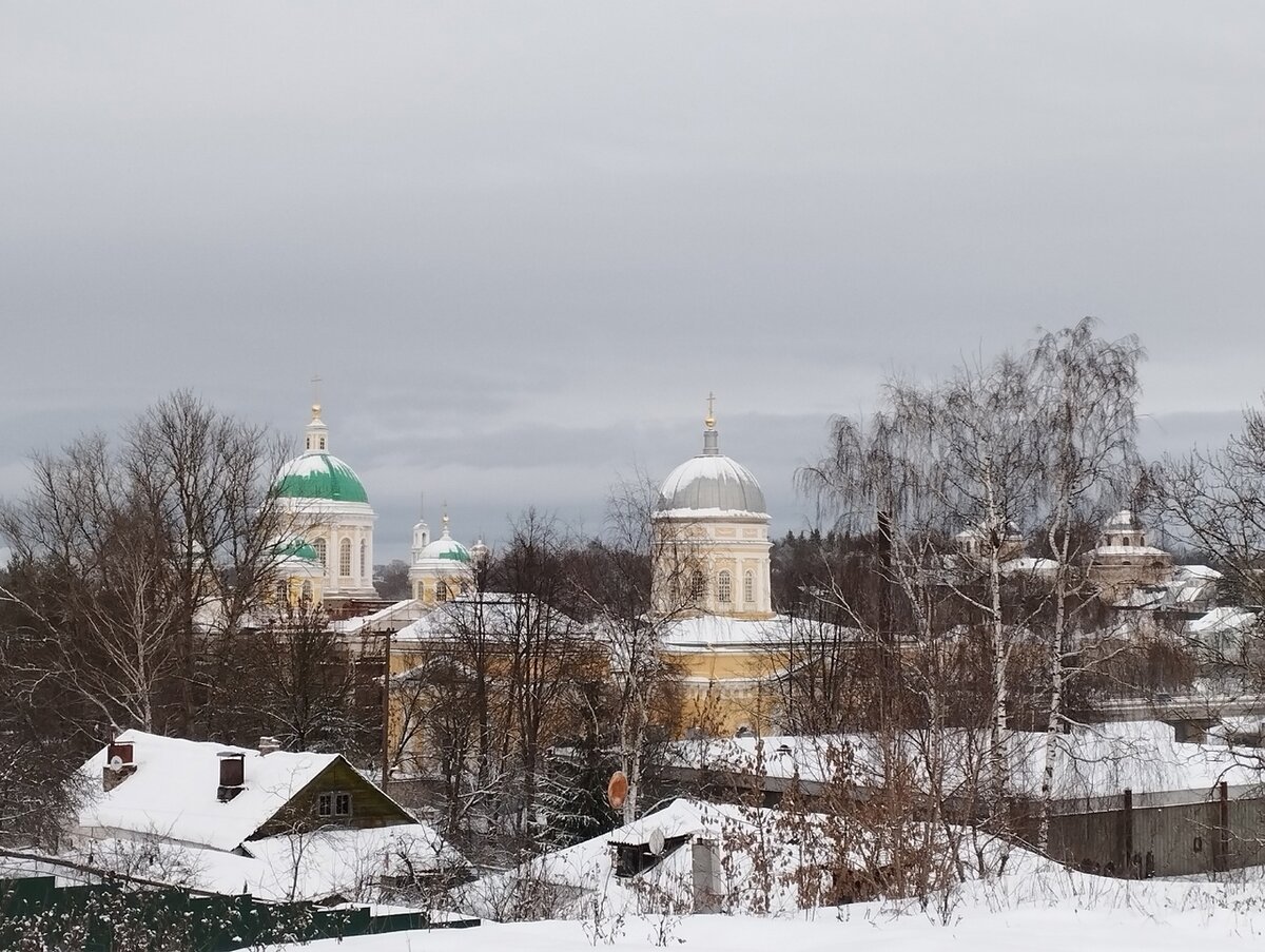 Фото автора. Вид на Преображенский собор и Входоиерусалимскую церковь