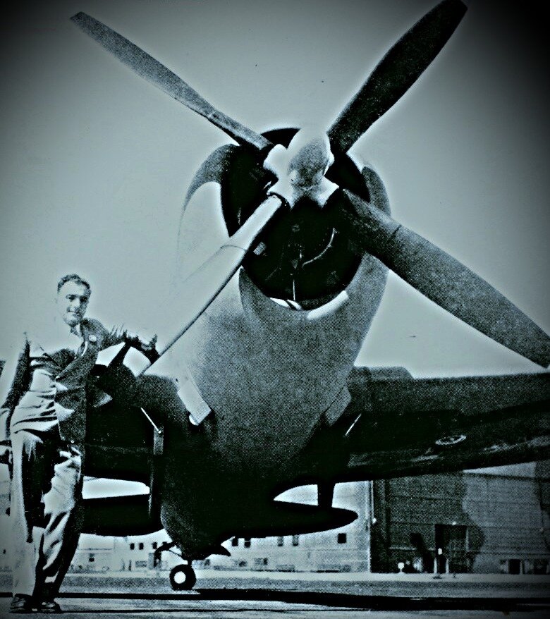 Александр Картвелли и "Тандерболт" Р-47 на фабрике компании Republic Aviation в Лонг Айленде. 